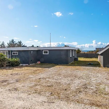 6 Person In Logstor-by Traum