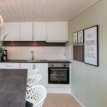 6 Person In Logstor-by Traum *