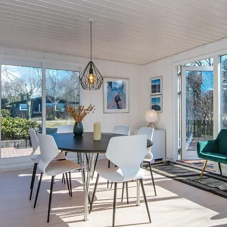 6 Person In Logstor-by Traum *